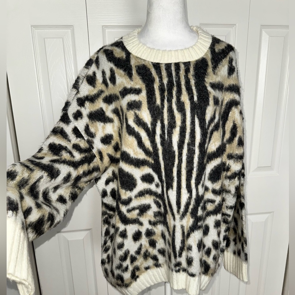 LARGE - EXPRESS Soft, Fuzzy Oversized Crewneck Sweater Leopard/Tiger